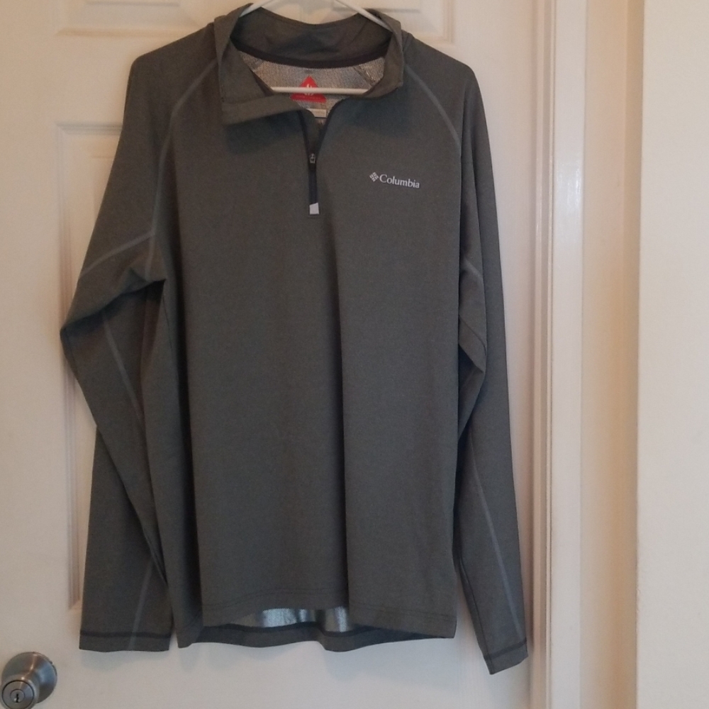 Columbia Men's Large half zip base layer